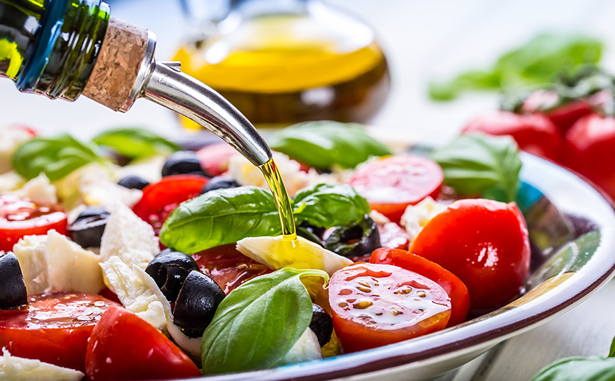Θέλετε να μειώσετε τον κίνδυνο να πάθετε άνοια; Οι ειδικοί συστήνουν να εμπιστευτείτε τη μεσογειακή διατροφή
