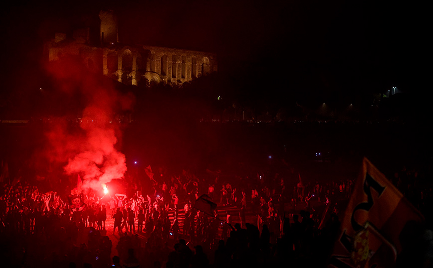 Ρόμα: «Κάηκε» η Ρώμη μετά την κατάκτηση του Conference League – Δείτε φωτογραφίες