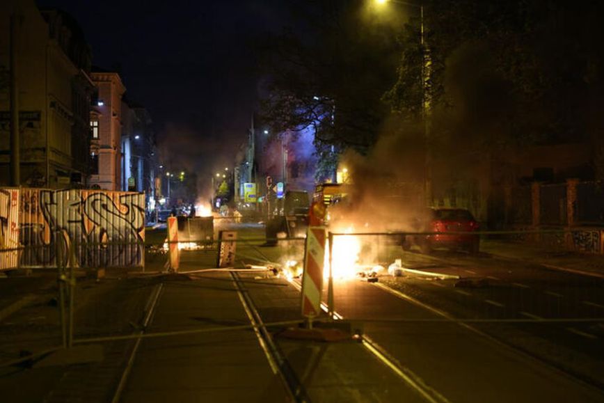 Γερμανία: Διαδηλωτές στη Λειψία ανάψαν φωτιές σε οδοφράγματα