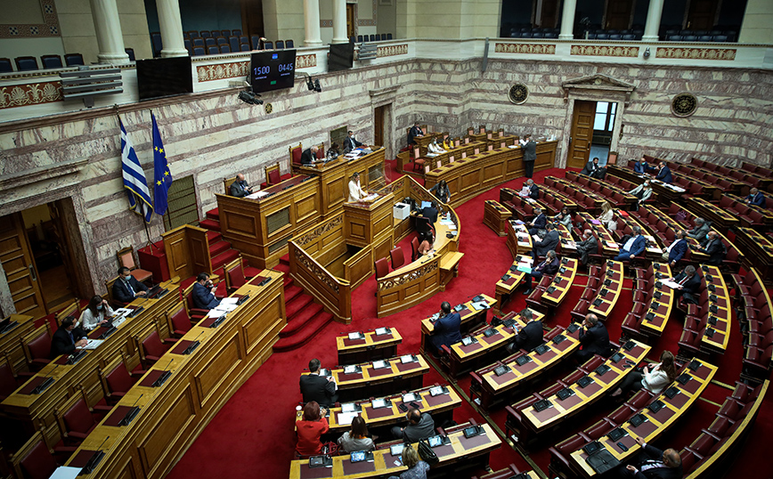 Κατά πλειοψηφία ψηφίστηκε επί της αρχής το νομοσχέδιο που παρατείνει τις συμβάσεις των γιατρών λόγω κορονοϊού