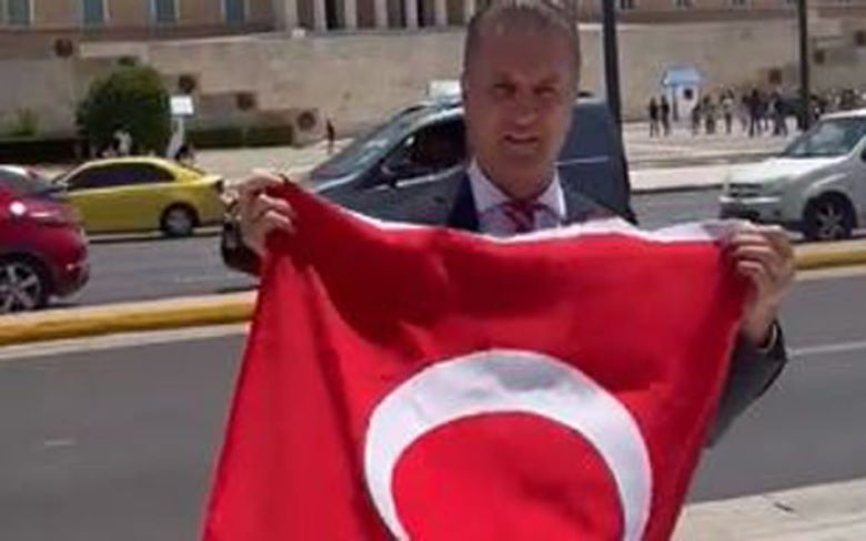 Τούρκος πολιτικός ήρθε στην Αθήνα κι άνοιξε την τουρκική σημαία μπροστά από τη Βουλή