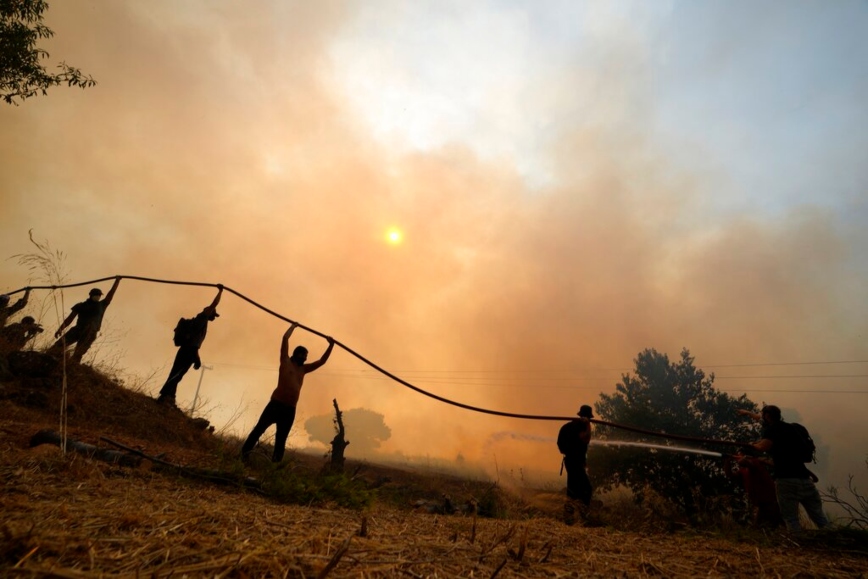 Μάχη με τις φλόγες στην Άνδρο – Μήνυμα 112 για εκκένωση της περιοχής Γίδες