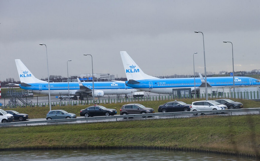 Η KLM θα ακυρώσει έως και 50 πτήσεις την ημέρα λόγω έλλειψης προσωπικού