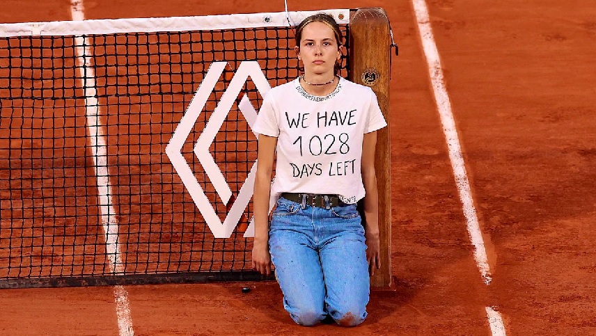 Roland-Garros: Διαδηλώτρια διέκοψε τον δεύτερο ημιτελικό – Έδεσε τον εαυτό της στο φιλέ