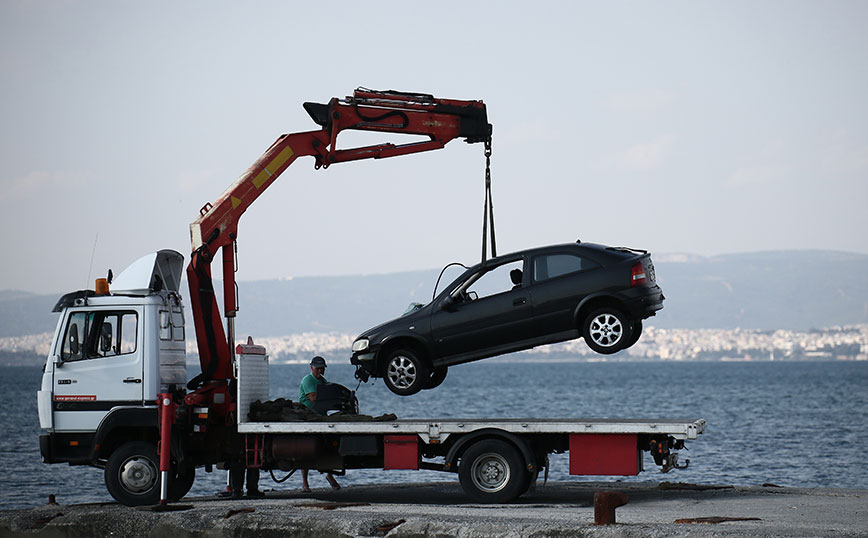 Θρίλερ στη Θεσσαλονίκη: Δύο νεκροί μετά από πτώση αυτοκινήτου στη θάλασσα &#8211; Βρέθηκαν δεμένοι με χειροπέδες
