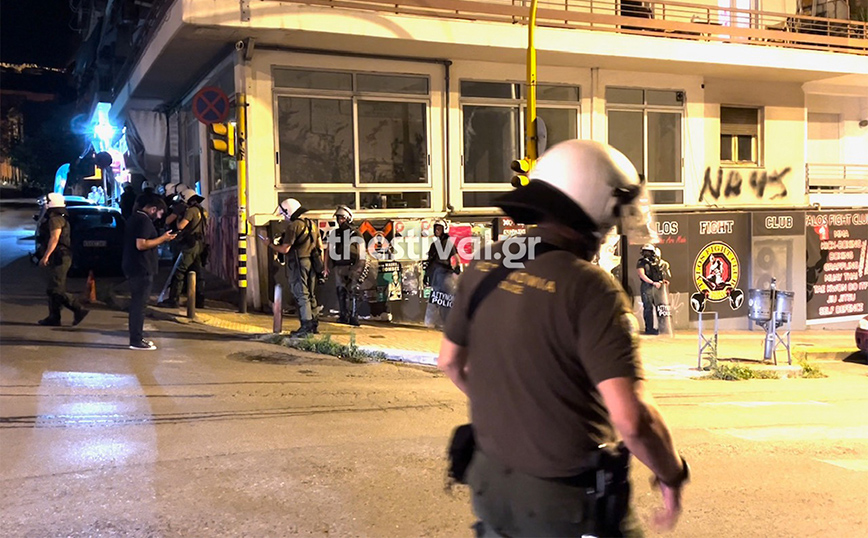 Επεισόδια στη Θεσσαλονίκη σε πάρτι: Αντιεξουσιαστές πέταξαν πέτρες και πυροτεχνήματα στα ΜΑΤ