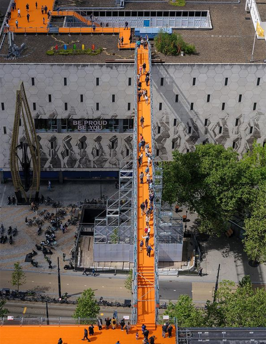Ρότερνταμ: Ένα πορτοκαλί «χαλί» ενώνει τις στέγες κτηρίων – Δείτε φωτογραφίες