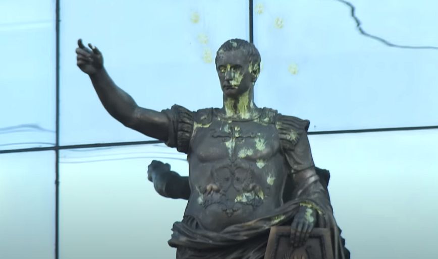 Ρωσία: Άγαλμα του Πούτιν δέχθηκε επίθεση με όπλο για paintball &#8211; Δείτε το βίντεο