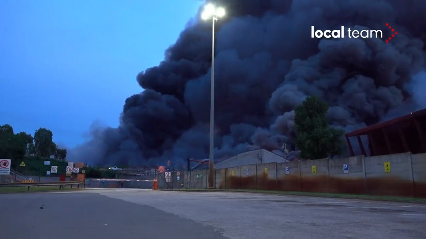 Ρώμη: Σύννεφο μαύρου καπνού κάλυψε την πόλη εξαιτίας πυρκαγιάς σε εργοστάσιο