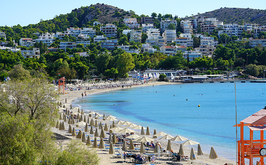 Ξαπλώστρες «φωτιά» στις παραλίες κοντά στην Αθήνα: Από 40 έως και 180 ευρώ για μια βουτιά το Σαββατοκύριακο