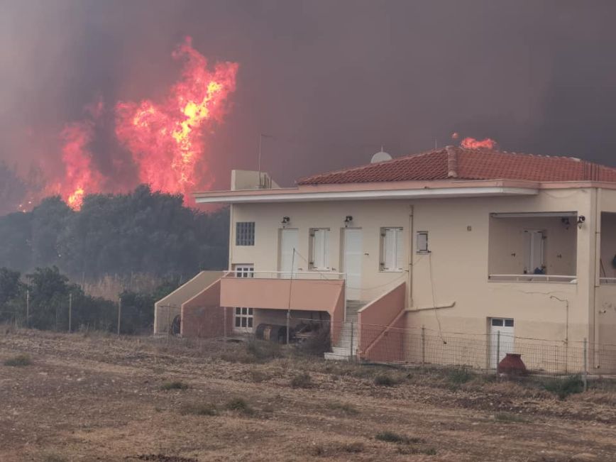 Φωτιά στη Λέσβο: Οι φλόγες αγγίζουν τα πρώτα σπίτια στα Βατερά &#8211; Εκκενώθηκε ο οικισμός