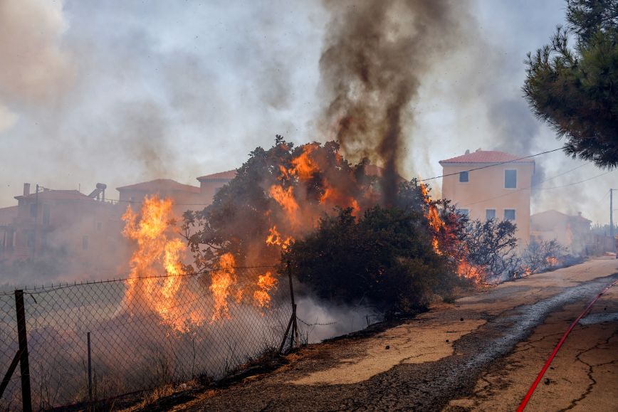 Φωτιά στη Λέσβο: Κάηκαν σπίτια στα Βατερά &#8211; Μεγάλη μάχη για να τεθεί υπό έλεγχο η μεγάλη πυρκαγιά