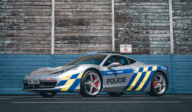Τσεχία: Η αστυνομία μετέτρεψε Ferrari σε περιπολικό