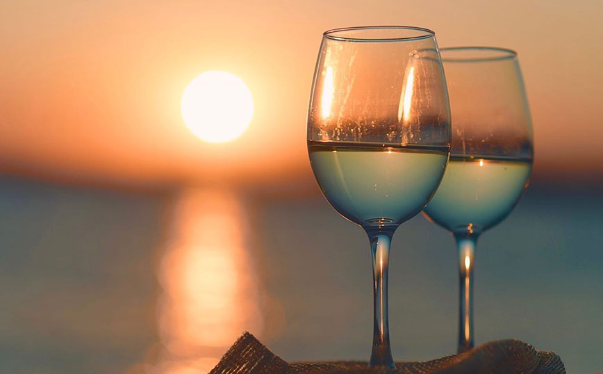 Τέσσερις προτάσεις στην πόλη για να πιείτε τον καφέ ή το κρασί σας με θέα στο ηλιοβασίλεμα