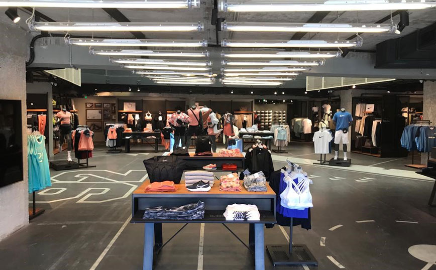 Το ανανεωμένο κατάστημα Nike στη Γλυφάδα άνοιξε τις πόρτες του και σε περιμένει για την απόλυτη εμπειρία αγορών