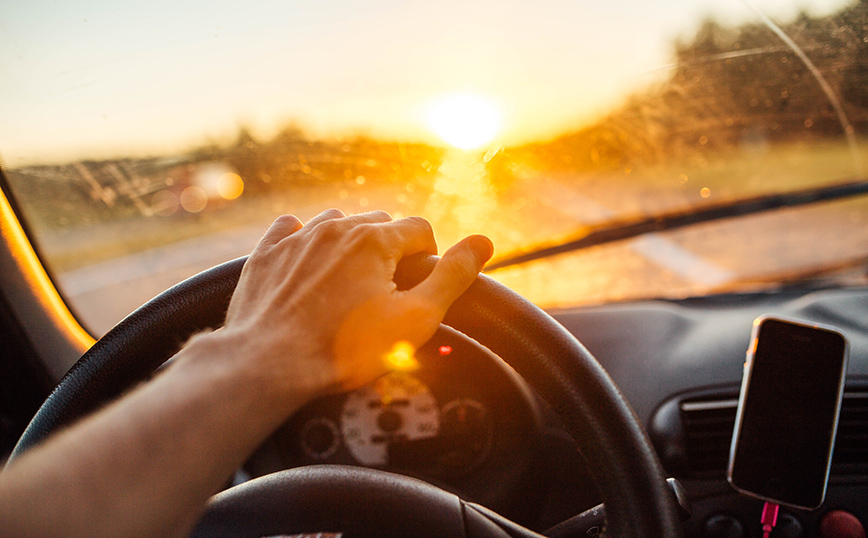 Οδηγώντας το καλοκαίρι: Οι συνήθειες που καλό είναι να αποφεύγουμε