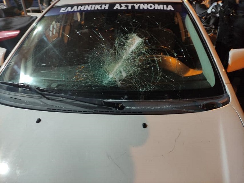 Θεσσαλονίκη: Ρομά επιτέθηκαν κι έσπασαν περιπολικό – Χτύπησαν αστυνομικό στο σαγόνι