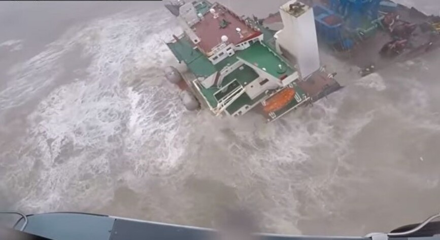 Σοκαριστικές εικόνες από τη βύθιση πλοίου κοντά στο Χονγκ Κονγκ: Κόπηκε στα δύο &#8211; Φόβοι για δεκάδες νεκρούς