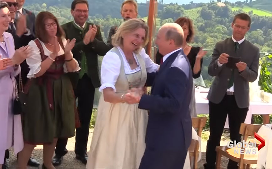 Αυστρία: Εγκατέλειψε την χώρα πρώην υπουργός που χόρεψε με τον Πούτιν στο γάμο της &#8211; Δέχεται απειλές για την ζωή της