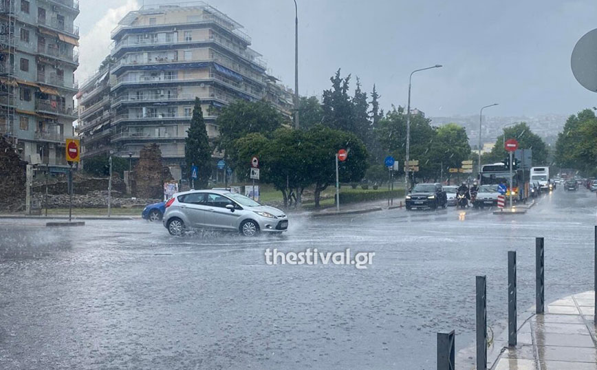 Θεσσαλονίκη: Άνοιξαν ξαφνικά οι ουρανοί &#8211; Εικόνες από τους δρόμους που μετατράπηκαν σε ποτάμια