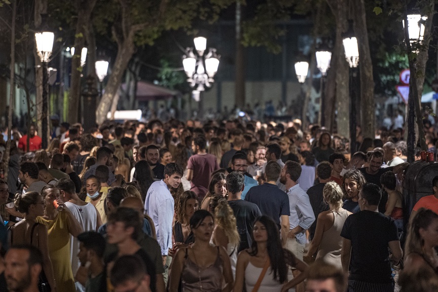 Βαρκελώνη: Τέλος στα πάρτι στους δρόμους και πλατείες &#8211; «Καμπάνα» 600 ευρώ στους παραβάτες
