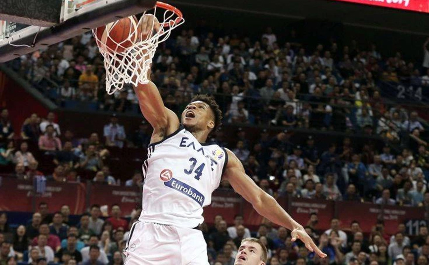 FIBA για Γιάννη Αντετοκούνμπο: «Ο Έλληνας θεός&#8230; φορτώνει»