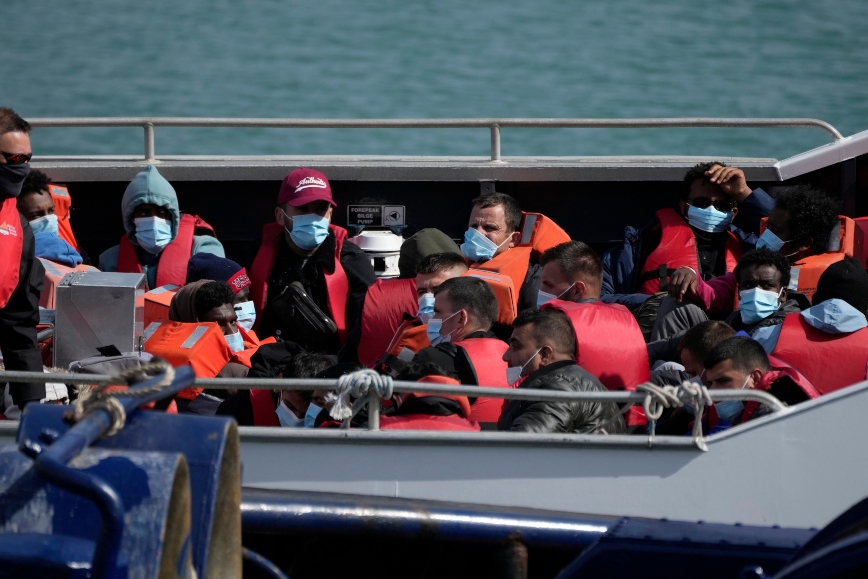 Χιλιάδες Αλβανοί φτάνουν με βάρκες στη Βρετανία: Πώς καταλήγουν στα «νύχια» των καρτέλ &#8211; «Επιστρέφουν με Maserati και παίρνουν βίλα στο χωριό»