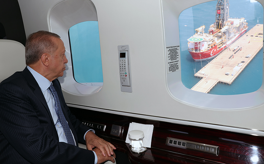 Τουρκία: Σόου του Ερντογάν με το Αμπντούλ Xαμίτ Χαν που θα πλεύσει προς τα κατεχόμενα &#8211; Το κοιτάει μέσα από το αεροπλάνο