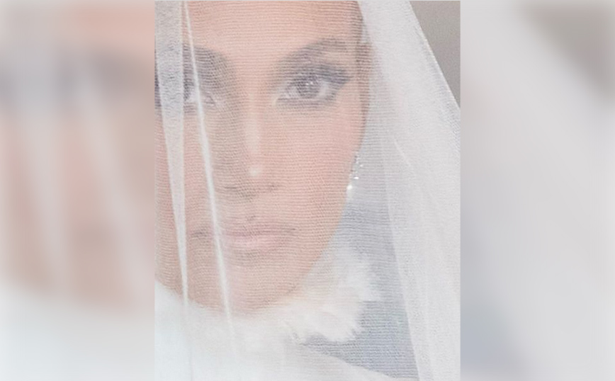 Τζένιφερ Λόπεζ: Τα τρία νυφικά που φόρεσε στον γάμο με τον Μπεν Άφλεκ – Δείτε φωτογραφίες