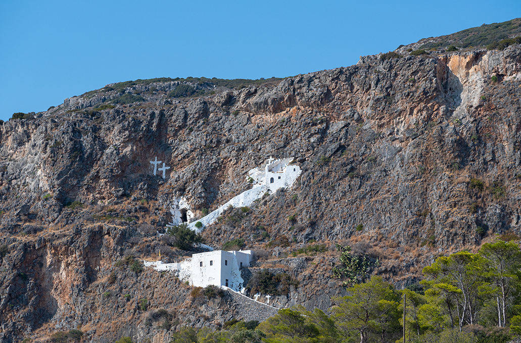 Μοναστήρι Αγίου Ιωάννη: Το εκκλησάκι στα Κύθηρα σκαρφαλωμένο σε απόκρημνο βράχο