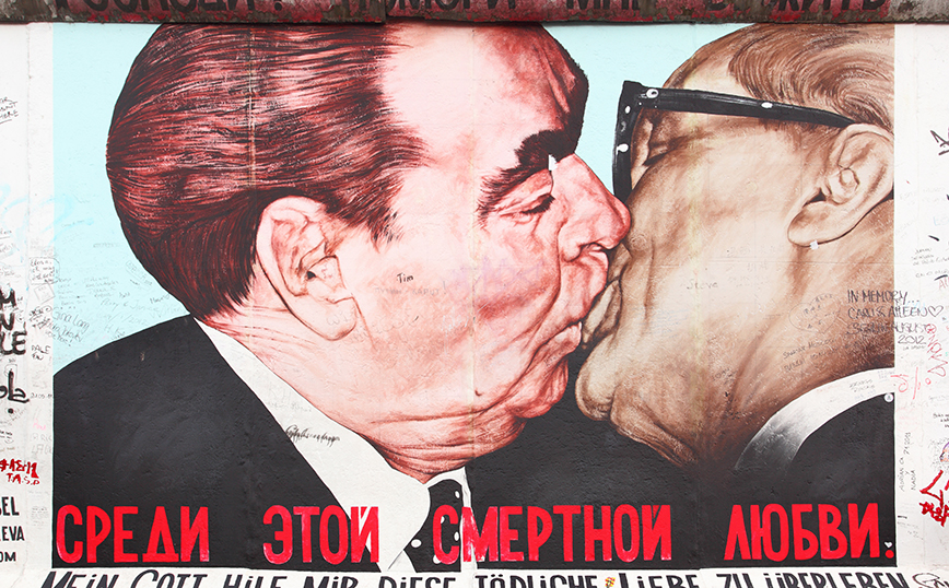 Ντμίτρι Βρούμπελ: Πέθανε ο Ρώσος ζωγράφος που δημιούργησε στο Τείχος του Βερολίνου το διάσημο φιλί Μπρέζνιεφ &#8211; Χόνεκερ