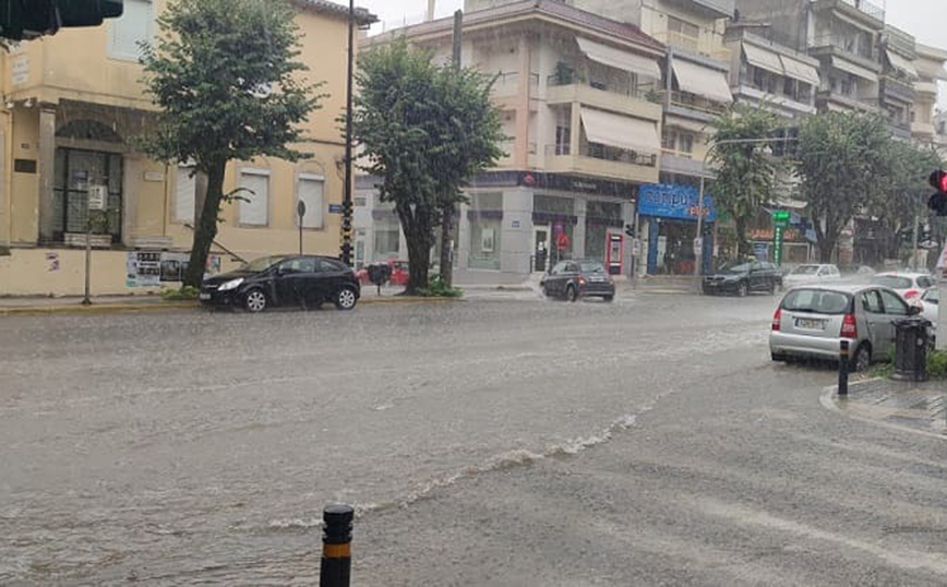 Ισχυρό μπουρίνι στα Ιωάννινα: Κεντρικοί δρόμοι μετατράπηκαν σε «ποτάμια» μέσα σε λίγα λεπτά