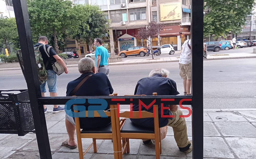 Θεσσαλονίκη: Έδεσαν καρέκλες σε στάση λεωφορείου &#8211; Δείτε τις φωτογραφίες