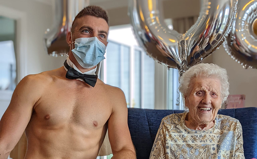 Προγιαγιά 106 ετών γιόρτασε τα γενέθλιά της με γυμνό σερβιτόρο &#8211; «Δεν φορούσε εσώρουχα»