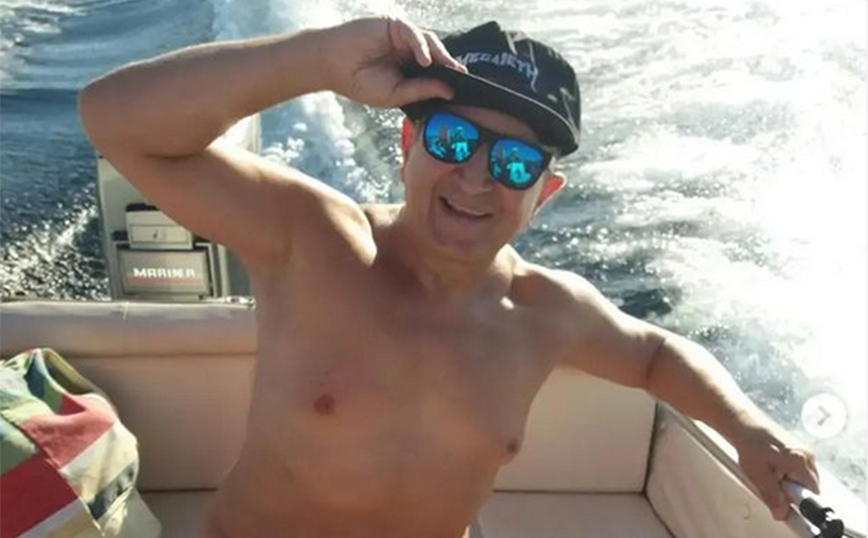 Σπύρος Μπιμπίλας: Απολαμβάνει το δειλινό  πάνω σε βάρκα με το μαγιό του
