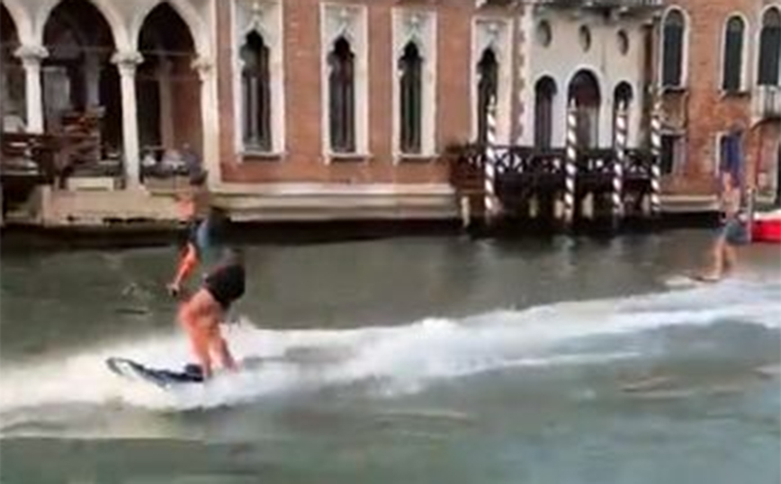 Βενετία: Ο δήμαρχος επικήρυξε νεαρούς που έκαναν surfboard στα κανάλια