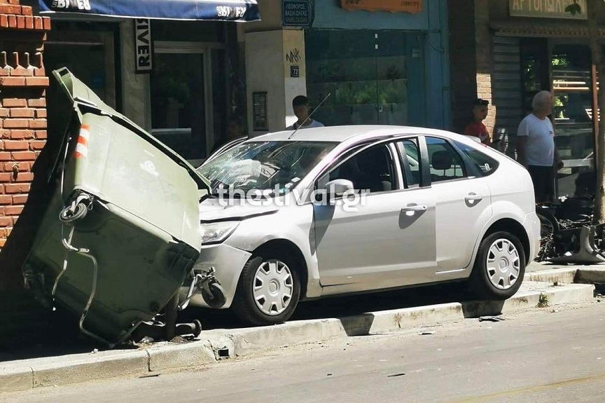 Θεσσαλονίκη: Αυτοκίνητο «σκόρπισε» τον τρόμο σε κεντρικό δρόμο – Έχασε τις αισθήσεις του ο οδηγός