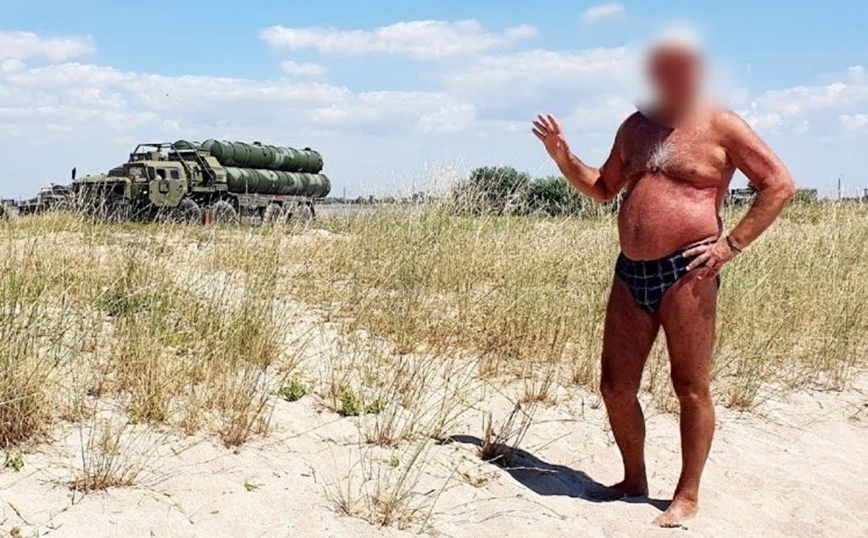 Κριμαία: Ρώσος τουρίστας πόζαρε με το μαγιό και «πρόδωσε» τη θέση πυραυλικού συστήματος του Πούτιν