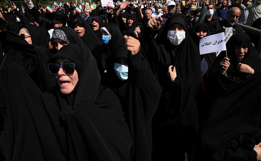 «Βαριά καμπάνα» για όσες παραβιάζουν την υποχρεωτικότητα της ισλαμικής μαντίλας στο Ιράν