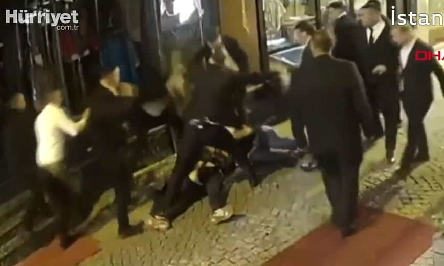 Τουρκία: Πελάτης έριξε κουτουλιά σε πορτιέρη και μετά τον ξυλοκόπησαν άγρια 10 μπράβοι &#8211; Δείτε το βίντεο
