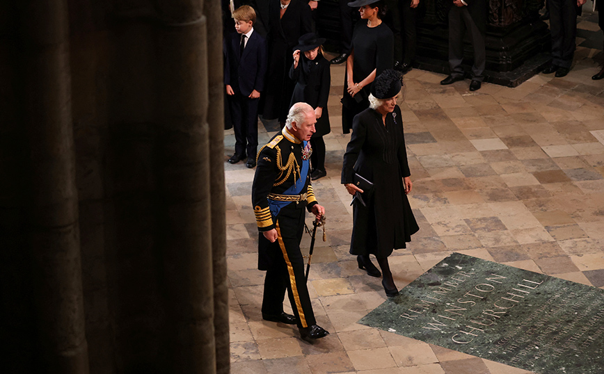 Κηδεία Βασίλισσας Ελισάβετ: Τα συγκινημένα πρόσωπα του Καρόλου, του Ουίλιαμ και του Χάρι – Δείτε φωτογραφίες