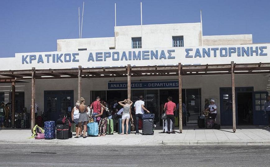 Σαντορίνη: Τρεις συλλήψεις αλλοδαπών στο αεροδρόμιο του νησιού