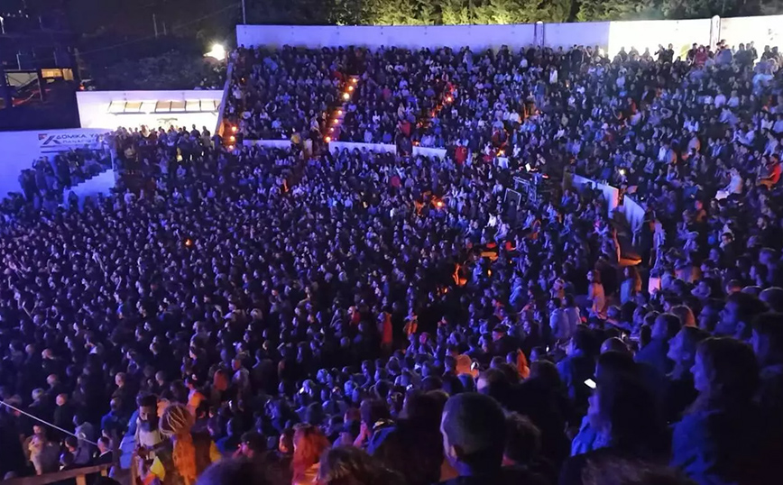 Κρήτη: Το αδιαχώρητο στη συναυλία του Θανάση Παπακωνσταντίνου στο Αρκαλοχώρι
