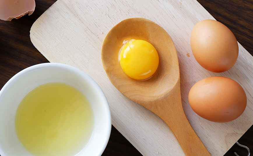 Το κόλπο με το σκόρδο για τον διαχωρισμό των αυγών