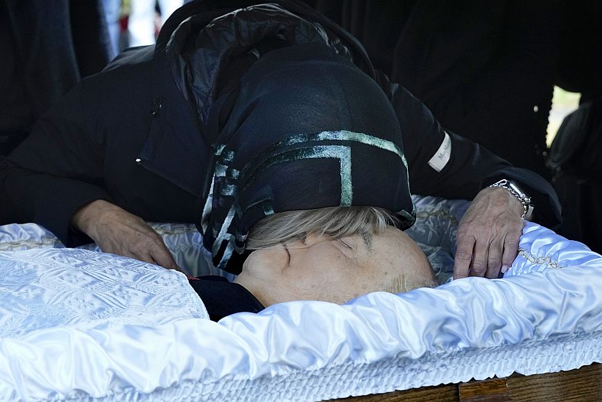 Κηδεία Γκορμπατσόφ: Συγκλονίζει η εικόνα της κόρης του πάνω από το ανοικτό φέρετρο