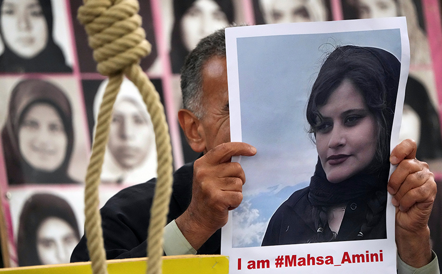 Ιράν: Τρεις νεκροί στις διαδηλώσεις για τον θάνατο της Μαχσά Αμινί μετά τη σύλληψή της επειδή φορούσε «ανάρμοστα ρούχα»