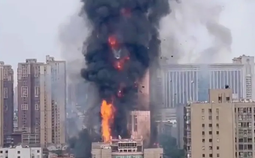 Κίνα: Μεγάλη φωτιά σε ουρανοξύστη με 42 ορόφους &#8211; Σοκάρουν τα βίντεο