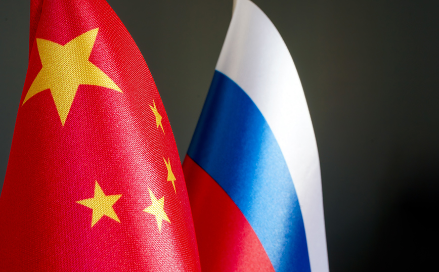 Ρωσία και Κίνα «έδωσαν τα χέρια» για να εμβαθύνουν τη συνεργασία σε θέματα άμυνας και να διενεργήσουν κοινά γυμνάσια