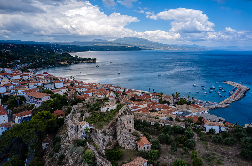 Κορώνη: Ο παραλιακός οικισμός στη Μεσσηνία που θυμίζει κάτι από νησί
