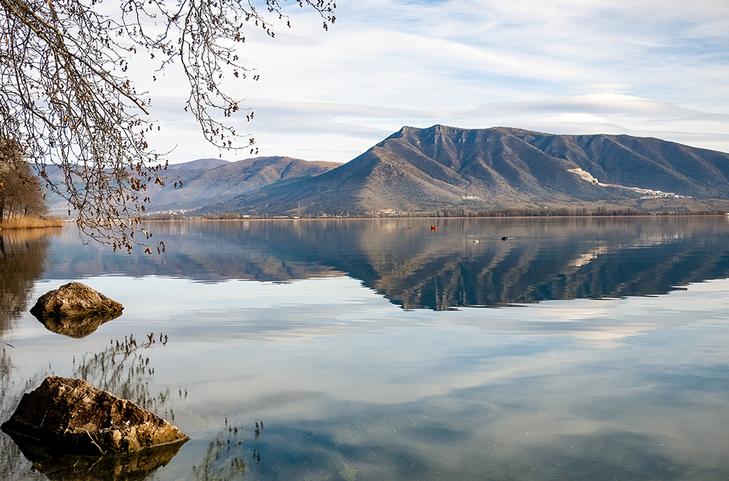 Λίμνη Ορεστιάδα: Η υδάτινη αγκαλιά της Καστοριάς
